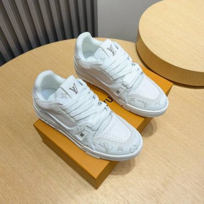 实价 Louis *Uitto* 新款男士经典休闲鞋，鞋面选用原版印花头层牛皮制作，原版透气布料内里高档舒适，原版大底轻盈耐磨！纯手工制作，细节决定品质！码数：