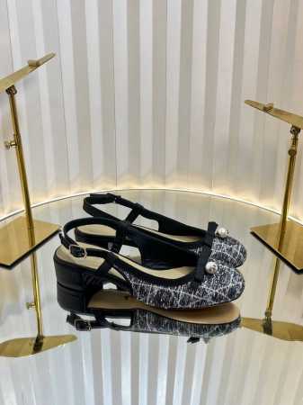 迪奥 Dior 2025春夏高定系列新款 Ballet 标志性电绣藤格纹低跟芭蕾舞女鞋 Cd字母Logo珍珠扣粗跟蝴蝶结凉鞋 材质 进口金属羊皮 环保藤格纹粗花 - 点击图像关闭