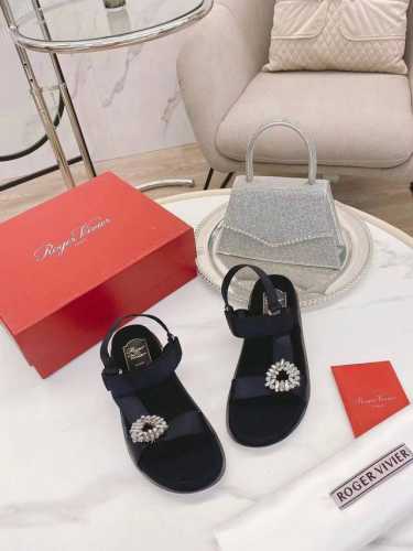 出厂价 罗杰薇薇亚 Roger Vivier 系列爆款上新，经典优雅水钻凉鞋。 时尚舒适，简约大方 绸缎面料， 原版钻扣， 橡胶大底搭配舒适水台。 码数35－4