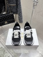 出厂 Dior迪奥 情侣款 针织 飞织 休闲 运动鞋 柔软透气的鞋面与轻盈的纹理效果橡胶鞋底相得益彰，饰以各种经典细节，是日常造型的理想之选 可与各式休闲单品搭