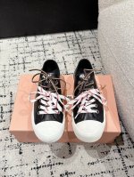 miu Miu缪缪 25 春夏最新 皮面 圆头系带 低帮 休闲鞋 颜值担当火爆款帆布鞋 不得不入的一款～做旧时尚，简约高级 随意搭配上脚非常舒适，年度必入款！早