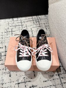 miu Miu缪缪 25 春夏最新 皮面 圆头系带 低帮 休闲鞋 颜值担当火爆款帆布鞋 不得不入的一款～做旧时尚，简约高级 随意搭配上脚非常舒适，年度必入款！早