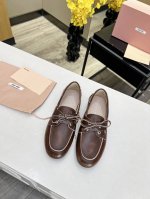 出厂价P 2025 Miumiu 早春走秀新款擦色复古乐福鞋火爆来袭，早春穿搭必备单品 鞋面采用定制复古擦色头层牛皮上复古的做旧擦色工艺，使整双鞋都透露着随性和