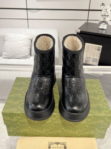 Gucci 女士压纹雪地靴 羊毛短靴 全新系列聚焦基础廓形与经典细节。这款女士便鞋选用品牌独具辨识度的GG绒面材质匠心制作，经典马衔扣元素更添品牌标识内涵。 鞋