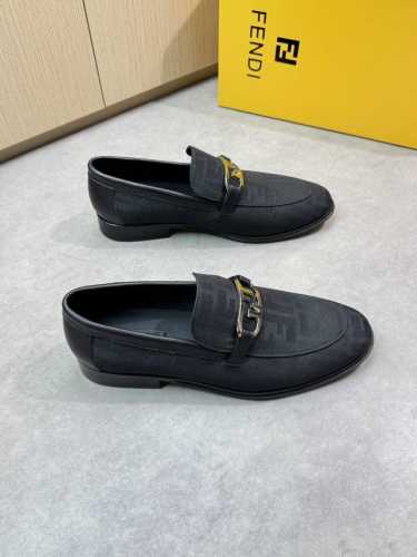 Fendi 芬迪 -高端品质 原单正装皮鞋 -鞋面：纳帕小牛皮、品牌图腾布匹、金属扣件横担 -内里：水染牛皮 -大底： 超轻真皮 橡胶；组合成型真皮大底 -超高