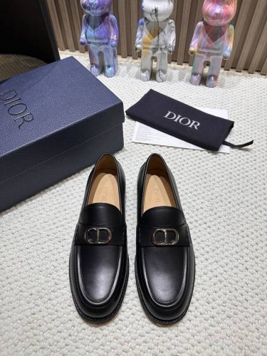 Dior Granville 乐福鞋从正装鞋履演绎而来，彰显摩登风范。采用米色和黑色 Oblique 印花面料精心制作，鞋面饰以同色调哑光饰面黄铜 Dior O
