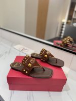 出厂价pp Valentino华伦天奴 新款-经典铆钉夹脚平底拖鞋 原版1:1复刻 绝对高品质 时尚随性 满载夏日风采 是各位小姐姐在炎热仲夏里的不二之选 1鞋
