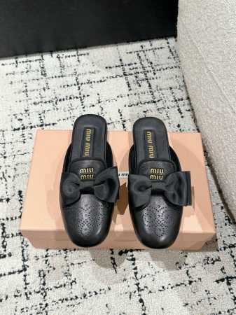 Miu Miu 缪缪 25 早春新品 专柜主打最新走秀款 蝴蝶结复古玛丽珍平底半拖火爆上新！ 缪家高货 顶级工艺打造精品质感 无敌舒适 绝对是一见钟情款！时尚百 - 点击图像关闭