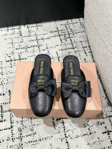 Miu Miu 缪缪 25 早春新品 专柜主打最新走秀款 蝴蝶结复古玛丽珍平底半拖火爆上新！ 缪家高货 顶级工艺打造精品质感 无敌舒适 绝对是一见钟情款！时尚百