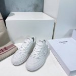 高品质出厂女 ！男 ！顶级品质 情侣款CELINE赛琳2025春夏新品情侣款凯旋门徽标系带休闲鞋小白鞋滑板鞋！简单舒服，干净利落，增高显腿细，无论是单穿还是搭配