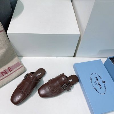 高品质出厂半拖 ！Prada 普拉达 25春夏走秀新款布洛克雕花流苏复古乐福鞋单鞋拖鞋系列这款鞋履着意呈现经典与复古格调，兼具阳刚气质与柔美风情，形成二元对比，