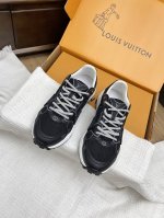 情侣款 Lv 路易威登L家 驴牌 最新Olympia系列 情侣款 银角大王休闲运动鞋 本款 Lv Olympia 运动鞋融合网格面料与金属质感合成皮革等科技面料