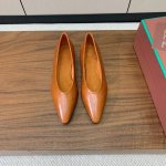 Loro Piana 女巫单鞋。极简主义风格。属于非常耐看的款式！高级百搭之王。鞋面油蜡皮。进口真皮大底。 码数：35-41 40、41定制不退换 批：