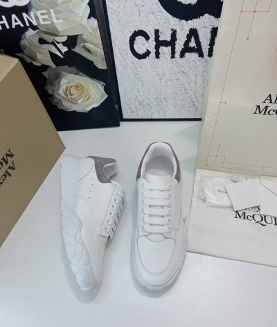 工厂价： 飞机盒alexander Mcqueen 顶级版弯底拼色 面料：哑对光版丝牛绸皮 材料全是意大进利口 Logo：都是压印logo，凹凸感高级定制版 内