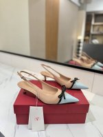 出厂价pp Valentino华伦天奴 新款-最新上市的一款凉鞋 好看又百搭 后跟带加小蝴蝶结设计淑女又不失干练气质上脚超级舒服美到窒息 鞋面 进口牛皮 内里