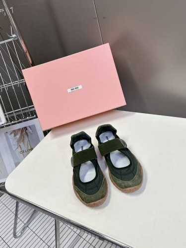MiuMiu缪缪春夏秀款 饼干鞋 阿甘鞋休闲运动鞋专柜RMB8920购入开发 miumiu最新爆款 前卫大胆的设计，Miu Miu风格融于此款厚底帆布运动鞋的简