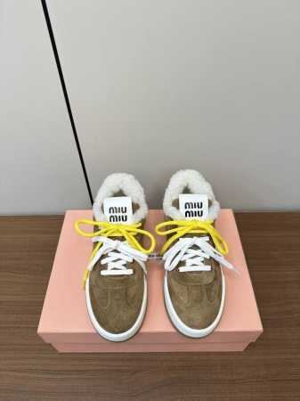 缪缪miumiu 2024ss 羊羔毛休闲运动鞋 新款休闲鞋厚底小白鞋 少女味一足，能把休闲鞋打造的如此甜美，只有M才能做到了，上脚气场一足，随意搭配，长裙，短 - 点击图像关闭