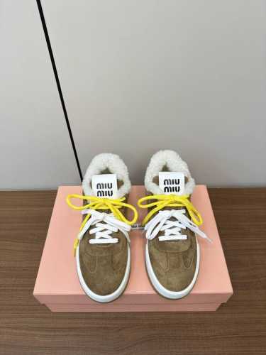 缪缪miumiu 2024ss 羊羔毛休闲运动鞋 新款休闲鞋厚底小白鞋 少女味一足，能把休闲鞋打造的如此甜美，只有M才能做到了，上脚气场一足，随意搭配，长裙，短