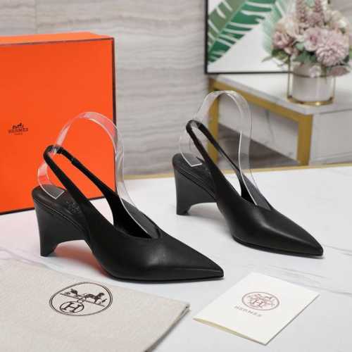 Hermes 爱马仕经典高跟凉鞋系列 时尚百搭 超级舒服 每个细节都做到极致 设计简约流畅 打造时尚经典柔美造型 鞋面:羊皮 内里垫脚：羊皮 大底：真皮大底 跟