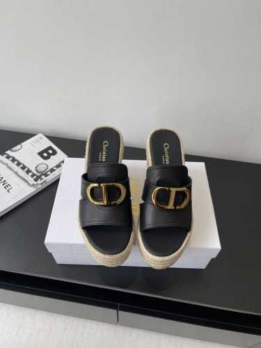 Dior 迪奥 25Ss春夏新款仙女风坡跟凉鞋 简单超级百搭 上脚奢华随意搭配夏季服饰 脚感舒适 各路时尚博主刷爆小红书 超时髦又充满高级感的单品 轻松打造造高