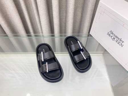 麦昆Alexander McQueen 2025新款凉拖鞋原版复刻定制，麦昆两带拖鞋搭配金属扣刻Mcq标志，约5cm 轻松穿出大长腿，舒适，百搭，夏天必入的一款 - 点击图像关闭