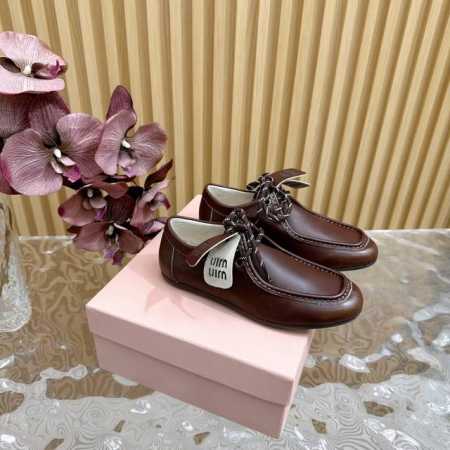 代购级别 MiuMiu 新款复古皮鞋 乐福鞋 休闲鞋 羊毛里 系列上新 皮里 毛里 ★★★★★ 舒适度与时髦度并存的开挂全新系列，设计搭配，简约大方，百搭时尚！ - 点击图像关闭