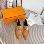 飞机盒10 代购版 Hermes 22Fw New Arrival～ H家今年秋冬新出的新款乐福鞋简直是太完美了，怕磨脚的亲大胆入，逛街妥妥的不需要创可贴。还更