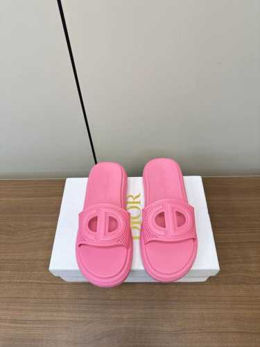 dior｜迪奥25p春夏新款超轻果冻沙滩拖 巴黎时装周第一场分量十足的大秀场打造的新品 Dior迪奥～新款果冻鞋 Cd猪鼻子厚底拖鞋 一体成型胶拖鞋、软软的！防