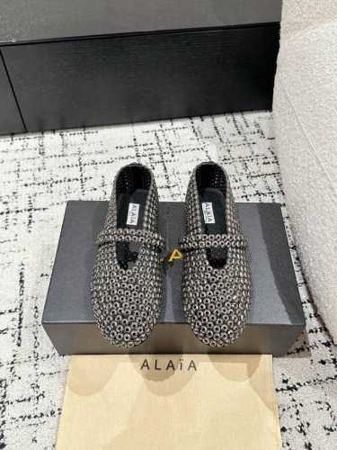 顶级版本 Alaia 阿莱亚 25 春夏 最新 芭蕾舞水钻鞋 彰显独特魅力，就从这双 Alaia水钻鞋开始。穿上它，让每一步都散发自信与优雅，点亮你的每一个瞬间