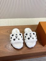 厚底版本Louis vuitton 新款羊毛拖鞋细柔软羊毛LV毛拖 頂级品质纯皮毛一体直毛打造！超温暖的感觉，穿上仿佛踩在云朵上LV经典老花装饰，精致高级！手工