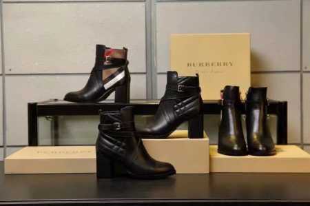 巴宝莉 BURBERRY 马术灵感及踝靴，精选平滑皮革材质，搭配品牌 House 格纹裁片。 鞋面：牛皮，内衬：100%羊皮 靴底：橡胶，套穿式设计；扣环调节 - 点击图像关闭