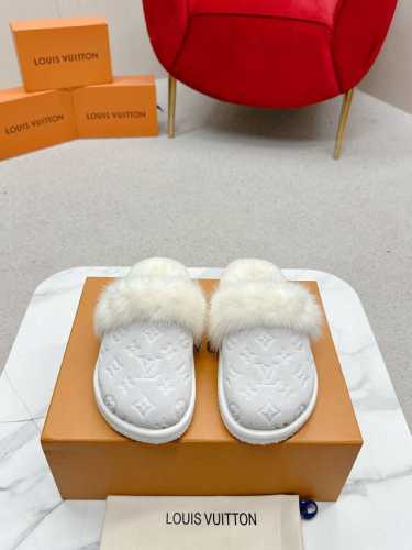 女款 L’V Cosy Comfort平底毛拖采用绒面牛皮革包裹舒软羊毛皮革内衬，以韧性鞋垫和轻盈微型外底升级舒适体验。装饰彰显考究质感，恰似经典Twist手袋