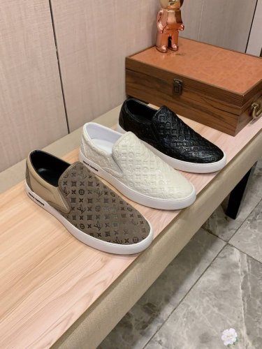 新款: 厂价 Lv* 最新爆款休闲鞋，顶端品牌 奢侈～代购，顶级～质量。 鞋面選用进口透气牛皮压花设计材质透气羊皮垫脚 精细做工。原版个性时尚柔软橡膠耐磨防滑大
