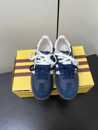 Adidas｜Gucci三叶草Logo与标志性三条杆为设计元素将其与独属于的Gucci 双方选择Adidas Originals经典鞋型 Gazalle为蓝本，
