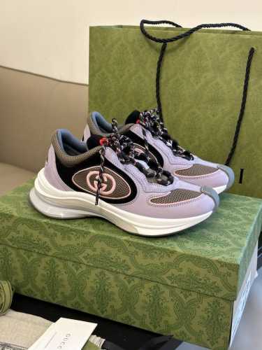 顶级版本 Gucci fw24 new arrival～ gucci run 情侣款跑鞋新品 鞋型的线条感以及不同材质和颜色的配搭，简直可以登上年度跑鞋top3