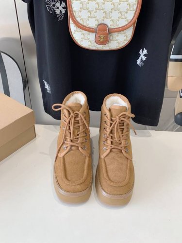 UGG 24ss 秋冬季人手必备单品雪地靴 搭配系数也是百分百 炸好看 比较设计的款，随心所欲 雪地靴显腿细 百搭单品 时尚感十足穿上气场爆涨 瞬间拉长腿型 鞋