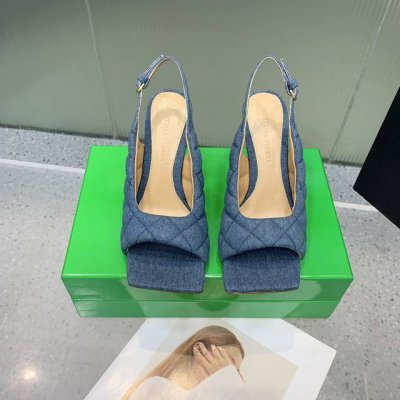 Bottega Venetabv鱼嘴方头凉鞋 面料内部添加高弹舒适海绵 电脑绣花车经典方格 个性舒适而不臃肿 内里选用小羊皮 舒适高端 高跟设计 符合人体工程学