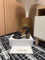 24Ss新款Dior Icon圆铁跟粗跟凉鞋 这款 Dior Icon 带跟凉鞋是二零二四冬季成衣系列新品，彰显 Dior 的经典标识和高订精神。牛皮革鞋面，搭