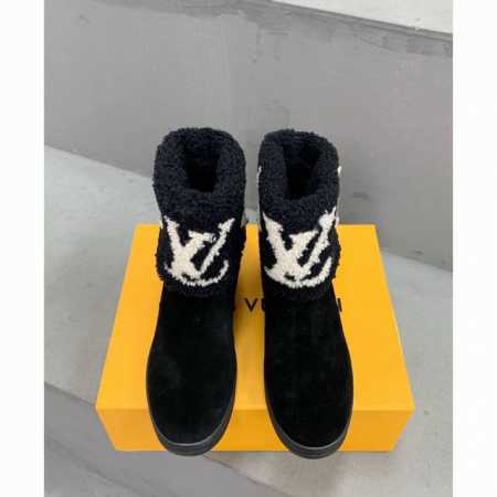 L秋冬新品羊毛短靴，进口皮毛一体羔羊毛，做大Logo印花，超美！ 鞋面材质是比较厚实的丝光牛反绒，内里也是全羊毛的，鞋底原版定制A级胶料！ 功能性和时髦度都满分 - 点击图像关闭