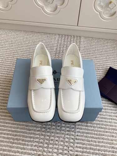 代购级 Prada普拉达新款三角标粗跟乐福鞋这款精致的亮面皮革乐福鞋采用简约的廓形，饰以经典细节，点缀以别致的金属三角形徽标。材质与工艺：鞋面：进口开边珠牛皮超