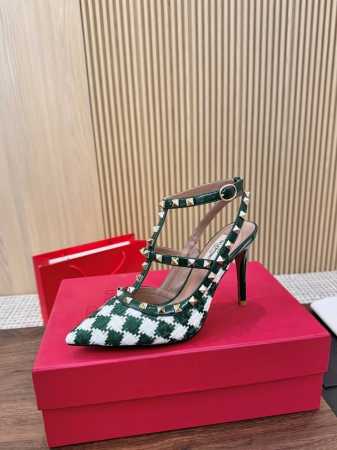 顶级版本 华伦天奴春夏新款 新颜色 女士后空 新一代 凉鞋独特的 独有的V家鉚钉设计 衬托出满满的高级感，新一季不负期待！值得入手★绝对的上档次原版做法 绝对感 - 点击图像关闭