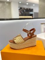 出厂 Louis *Uitton 独家新款新款发布会最新走秀款厚底凉鞋 香港原版购入一比一开模 今年的款式比去年增加了新原素 显得更为大牌 皮面款采用原版小牛皮