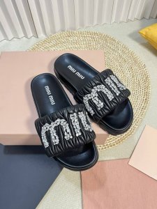 Miumiu 缪缪新款 钻扣拖鞋 高品质闭眼入 采用羊皮 真丝鞋面 人工缝线褶皱 弹力皮垫脚更加柔软舒服 施华洛世奇水钻扣 巨闪 原版高密度发泡大底 size: