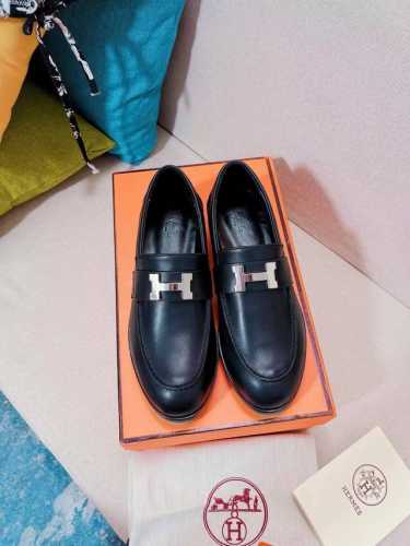 Hermes 爆单Faubourg乐福鞋 小牛皮的乐福鞋，搭配凹槽鞋底，饰有镀钯标志性“H”细节，打造时尚休闲风格 又是一款必火的鞋子，厚底乐福鞋真的太时尚了，