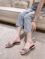 sR新款春夏简约拖鞋 夏日优雅简洁必备款，，度假休闲百搭慵懒风，上脚舒适超大气， 鞋面真丝+水钻 内里，：垫脚混种羊皮 意大利真皮大底 跟高，1.5和6.5两种