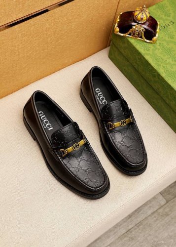 商品商标 Gucci 古驰 休闲皮鞋 正码码数: 38-44 45订制 商品材料 精选 进口头层小牛皮压花鞋面+奢华五金扣 进口水染牛皮内里 强烈立体视觉效果