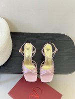 Valentino 华伦天奴专柜新品彩色宝石跟高跟凉鞋鞋跟镶满BlingBling的各种颜色宝石爆闪优雅高贵特别好看！夏天必不可少 鞋面：进口真丝.金属牛皮 内