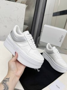 celine赛琳 Block Triomphe牛皮革坡跟运动鞋厚底 小白鞋 鞋后帮和侧面压印Celine标志厚底面包鞋 2025春夏新款 凯旋门徽标系带 简单舒