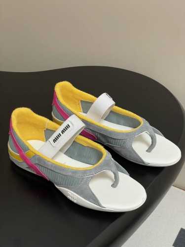 Miu Miu 25Ss 缪缪春夏新款 走秀款玛丽珍鞋 休闲夹脚芭蕾平底鞋 秀场工艺来自Miu Miu系列的细节特写 新季的潮流要素一 这款轻盈的芭蕾平底鞋是秀