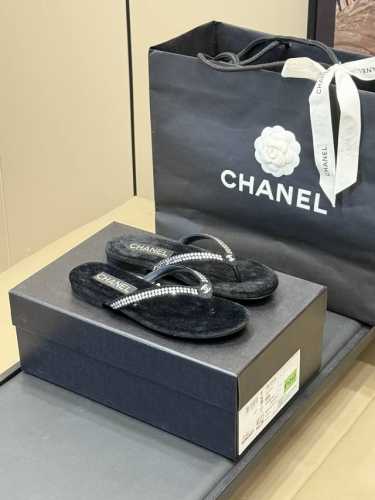 飞机盒chanel 25c new arrival～小香25早春人字拖太美了吧，珍珠水钻 ，无法抗拒呀丝绒的质地也很赞，鞋底牛皮的size 35-41